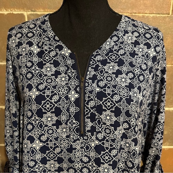 DE Collection Navy White Geo Print Popover Top Women’s S Small - Picture 3 of 9